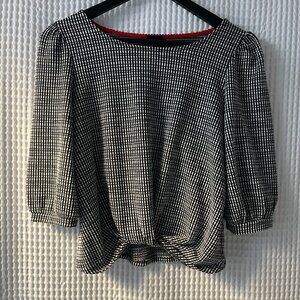 W5 black-and-white pullover top with ruffle sleeves and cute waist detail, M